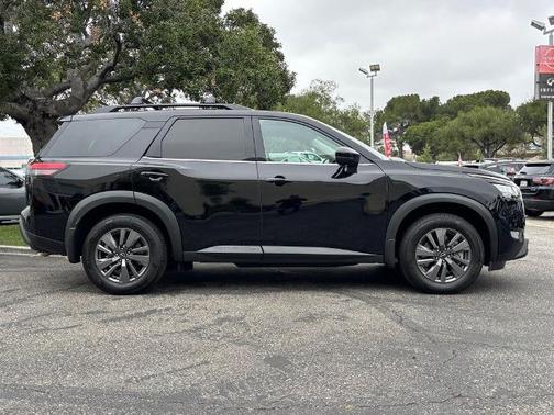 Black 2024 Nissan Pathfinder SV