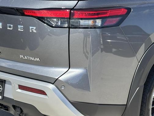 2025 Nissan Pathfinder Platinum FWD