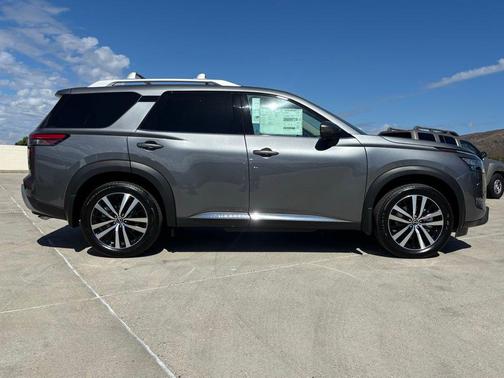2025 Nissan Pathfinder Platinum FWD