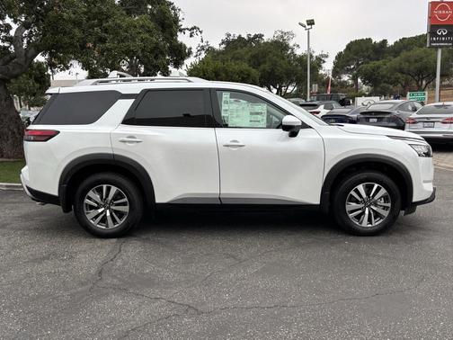 2025 Nissan Pathfinder SL FWD