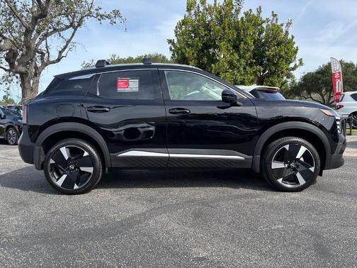 Super Black 2025 Nissan Kicks SR