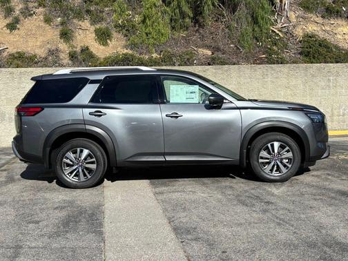 2025 Nissan Pathfinder SL FWD