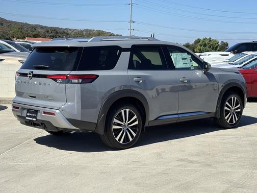 2025 Nissan Pathfinder Platinum 4WD