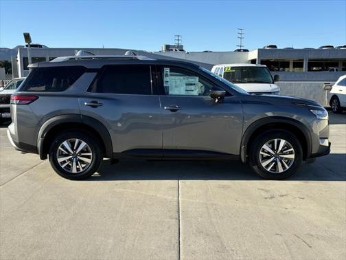 2025 Nissan Pathfinder SL FWD