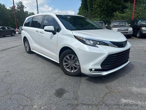 2024 Toyota Sienna XLE 8 Passenger
