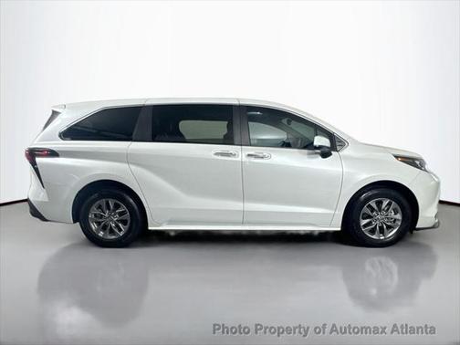 2024 Toyota Sienna XLE 8 Passenger