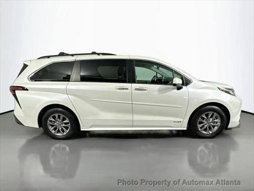 2021 Toyota Sienna XLE 8 Passenger