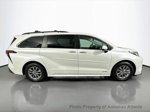 2021 Toyota Sienna XLE 8 Passenger