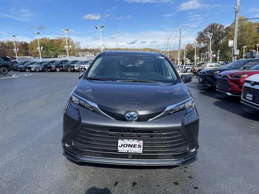 2025 Toyota Sienna XLE