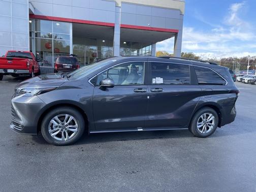 2025 Toyota Sienna XLE