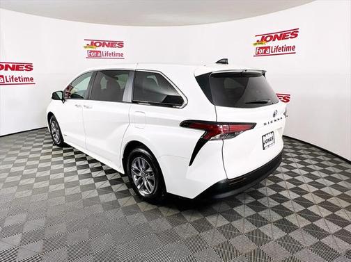 2021 Toyota Sienna XLE 8 Passenger