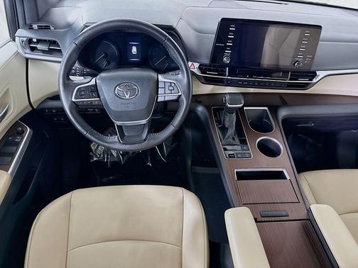 2021 Toyota Sienna XLE 8 Passenger