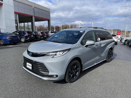 2025 Toyota Sienna Woodland Edition
