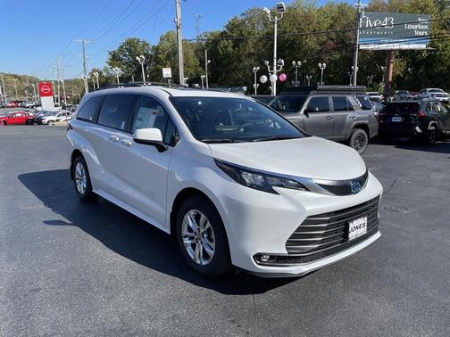 2025 Toyota Sienna XLE 7 Passenger