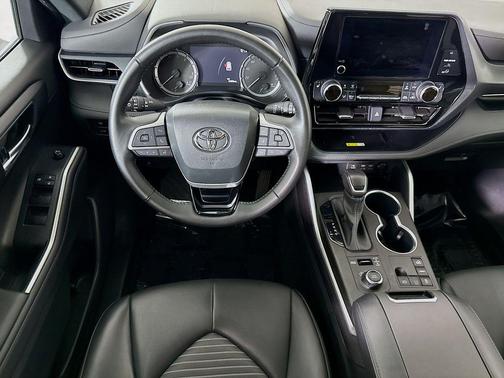 Magnetic Gray Metallic 2023 Toyota Highlander XSE
