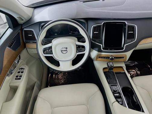 2021 Volvo XC90 T6 Momentum