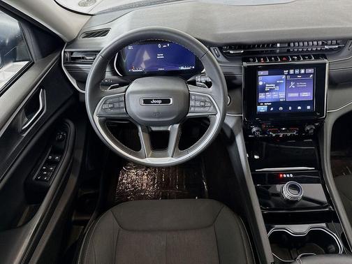 Diamond Black Crystal Pearlcoat 2023 Jeep Grand Cherokee Laredo