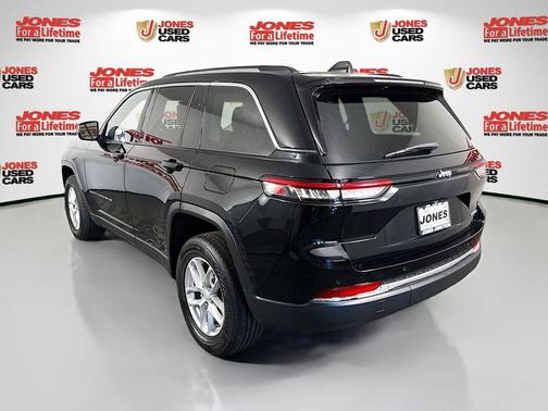 Diamond Black Crystal Pearlcoat 2023 Jeep Grand Cherokee Laredo