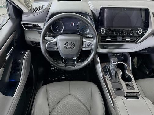 2021 Toyota Highlander Hybrid Platinum