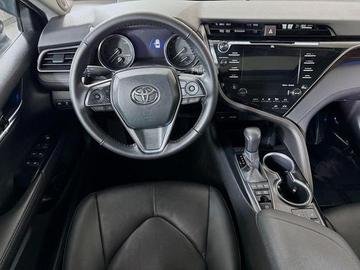 2020 Toyota Camry Hybrid XLE