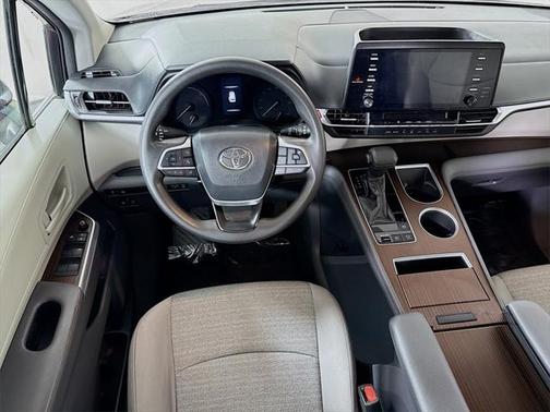 2021 Toyota Sienna LE