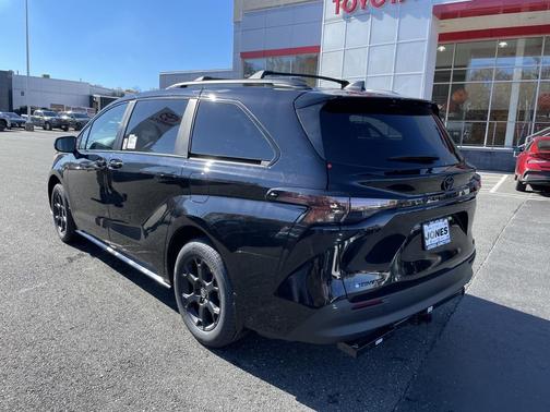 2025 Toyota Sienna Woodland Edition