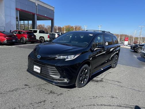 2025 Toyota Sienna Woodland Edition