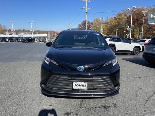 2025 Toyota Sienna Woodland Edition