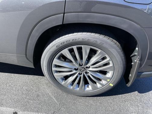 2025 Toyota Highlander Platinum