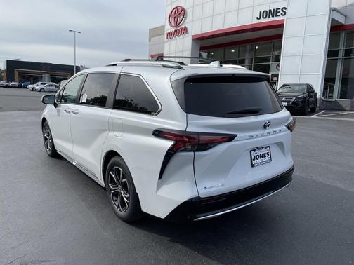 2025 Toyota Sienna Platinum 7 Passenger