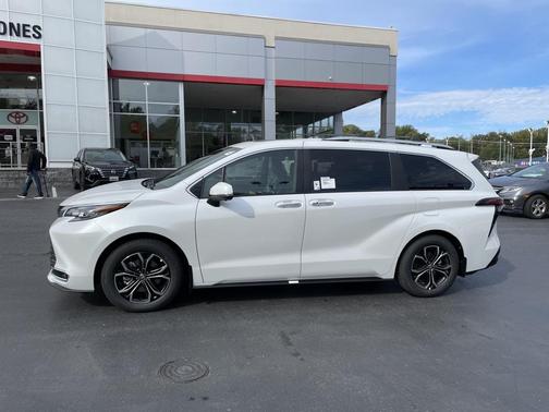 2025 Toyota Sienna Platinum 7 Passenger