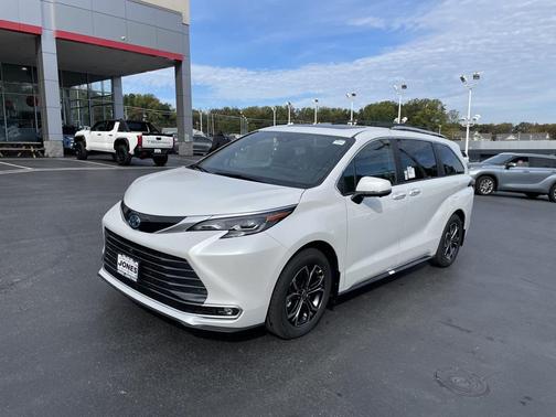 2025 Toyota Sienna Platinum 7 Passenger