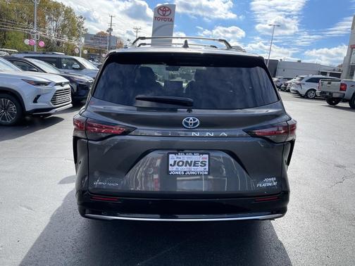2025 Toyota Sienna Platinum