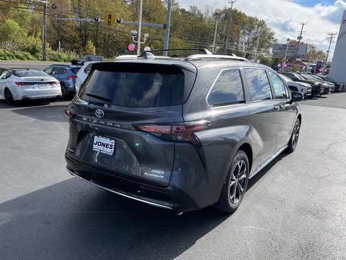 2025 Toyota Sienna Platinum