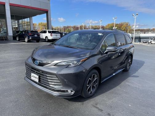 2025 Toyota Sienna Platinum