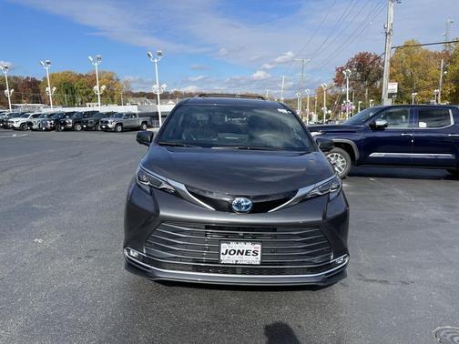 2025 Toyota Sienna Platinum