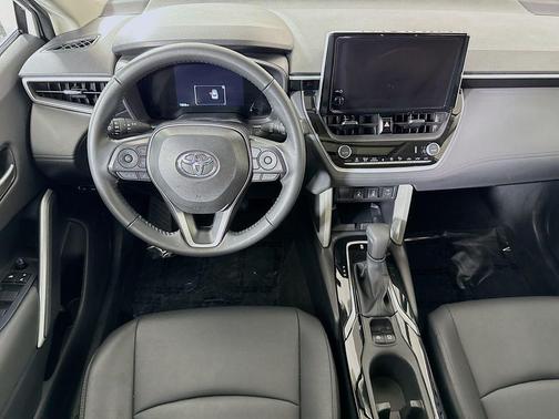 Pearl 2025 Toyota Corolla Cross XLE