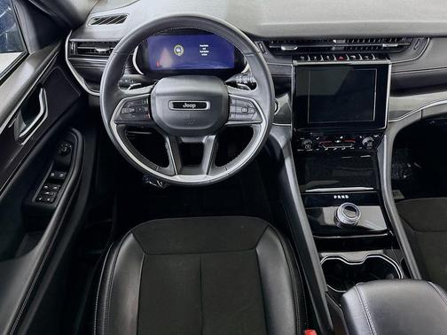 Diamond Black Crystal Pearlcoat 2023 Jeep Grand Cherokee Altitude