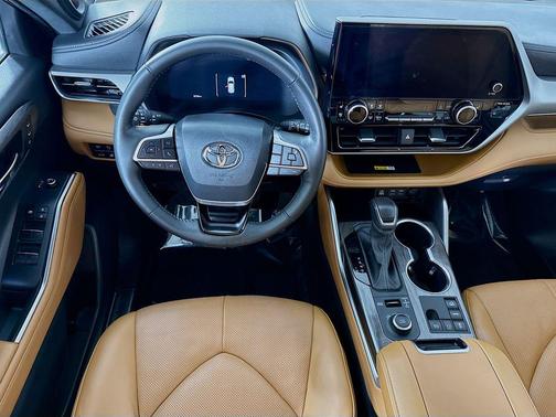 Moon Dust 2024 Toyota Highlander Platinum