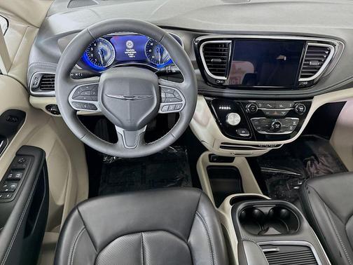 Bright White Clearcoat 2023 Chrysler Pacifica Touring L