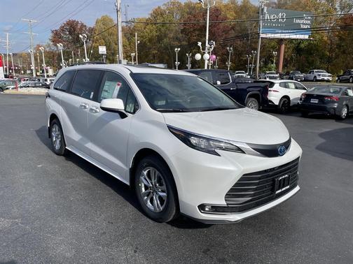 2025 Toyota Sienna XLE