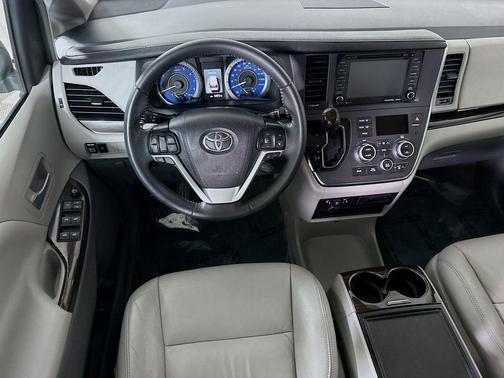 2019 Toyota Sienna XLE