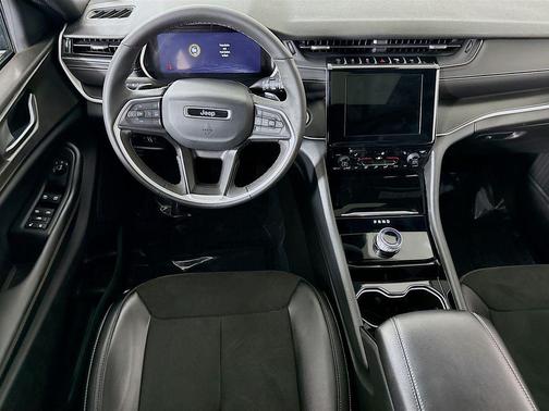 Diamond Black Crystal Pearlcoat 2023 Jeep Grand Cherokee L Altitude