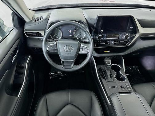 Magnetic Gray Metallic 2024 Toyota Highlander XLE
