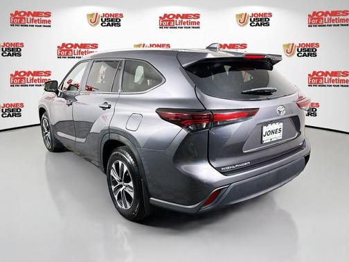 Magnetic Gray Metallic 2024 Toyota Highlander XLE