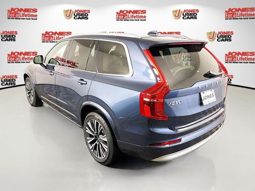 2022 Volvo XC90 T6 Momentum