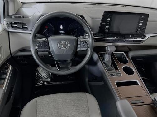 2023 Toyota Sienna LE