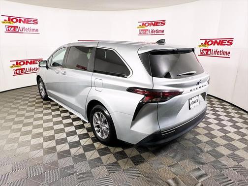 2023 Toyota Sienna LE