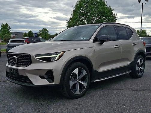 Bright Dusk 2023 Volvo XC40 Plus