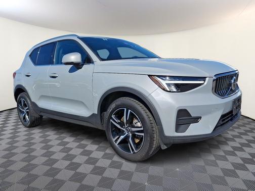 2025 Volvo XC40 B5 Core Bright Theme